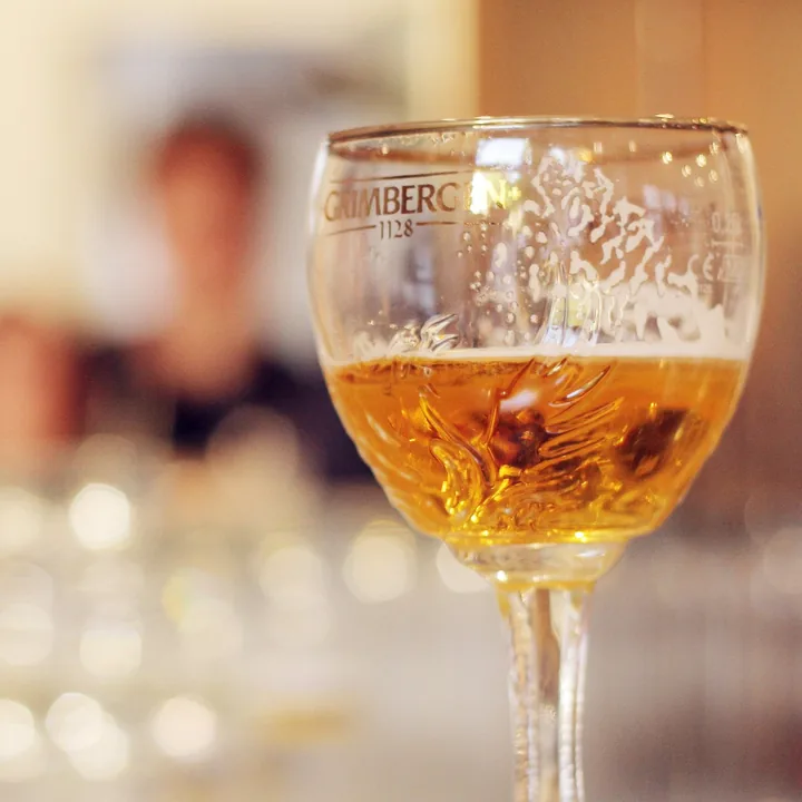 Bière ambrée servie dans un verre à pied