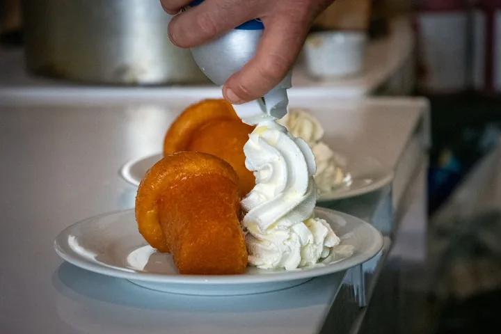 Desserts dorés que l'on garnit de chantilly
